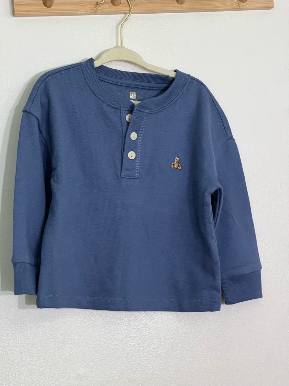 GAP Navy Blue Long-Sleeve Henley Top w/ Embroidered Bear never worn 100% cotton